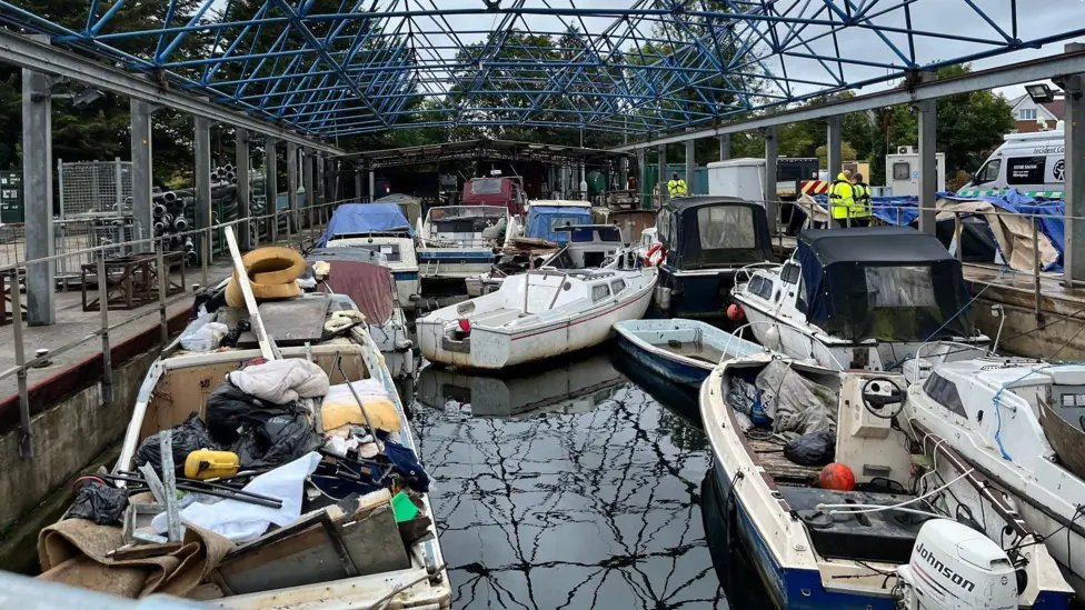 Abandoned and sunken boats along a stretch of the River Thames are being removed.

The Environment Agency (EA) has cleared more than 20 boats near Sunbury as part of Operation Riverside bbc.co.uk/news/articles/…