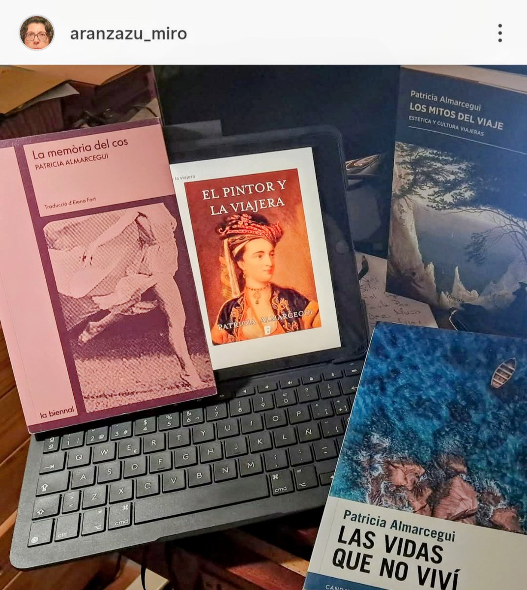 De <a href="/AranzazuMiro/">Aránzazu Miró</a> periodista de <a href="/diariomallorca/">Diario de Mallorca</a> Diario de Mallorca  que me tiene en sus manos 😊
<a href="/EdCandaya/">Editorial Candaya</a>
#edicionesb 
La Bienal