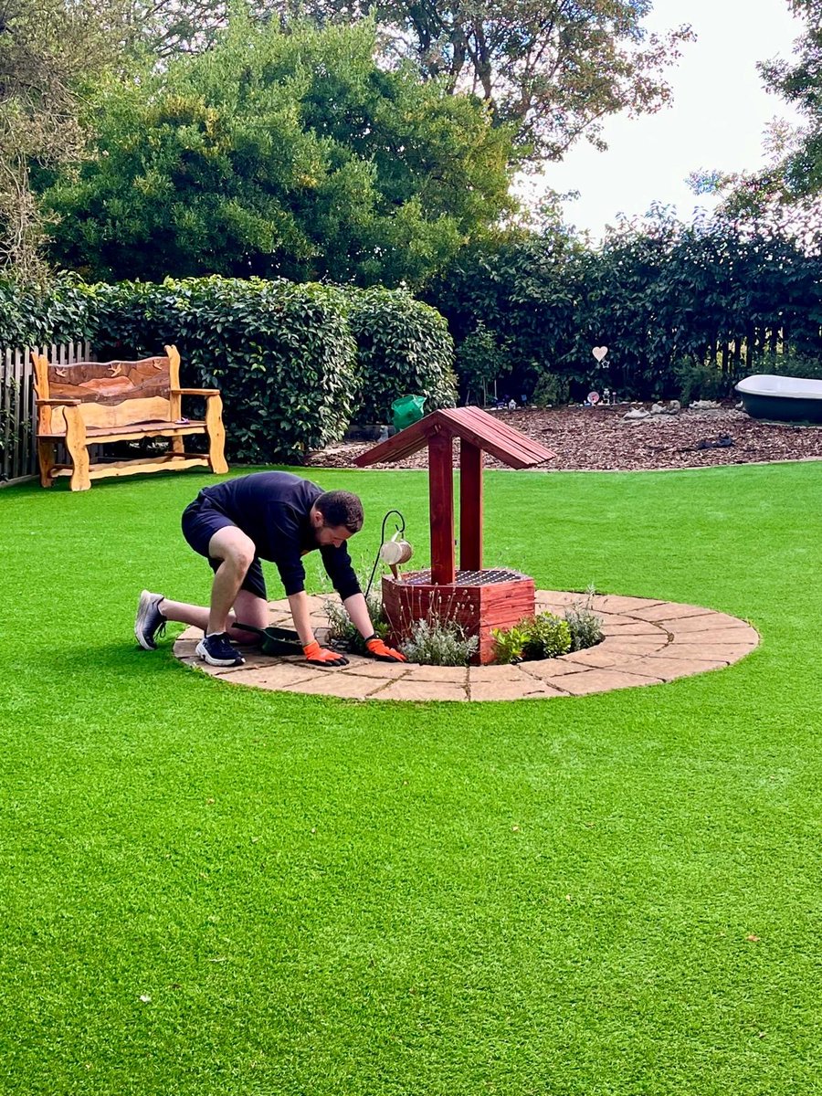 MartinTolhurst1's tweet image. Jo, Holly, Poonam, Jade, Nathan, and Tarisai are giving their time and energy today at the Baby Memorial Garden 🌿It’s wonderful to see our #TeamTolhurst supporting #MakingMiracles, our charity of the year, and helping make a difference in the #community. #VolunteeringDay