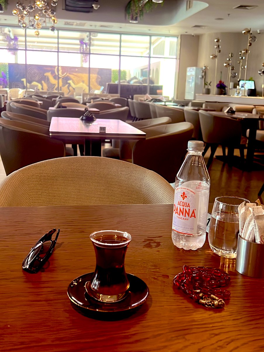 كل الأشياء تأتي في وقت محدّد 
إلا الشاي على الرحب والحب دائمًا