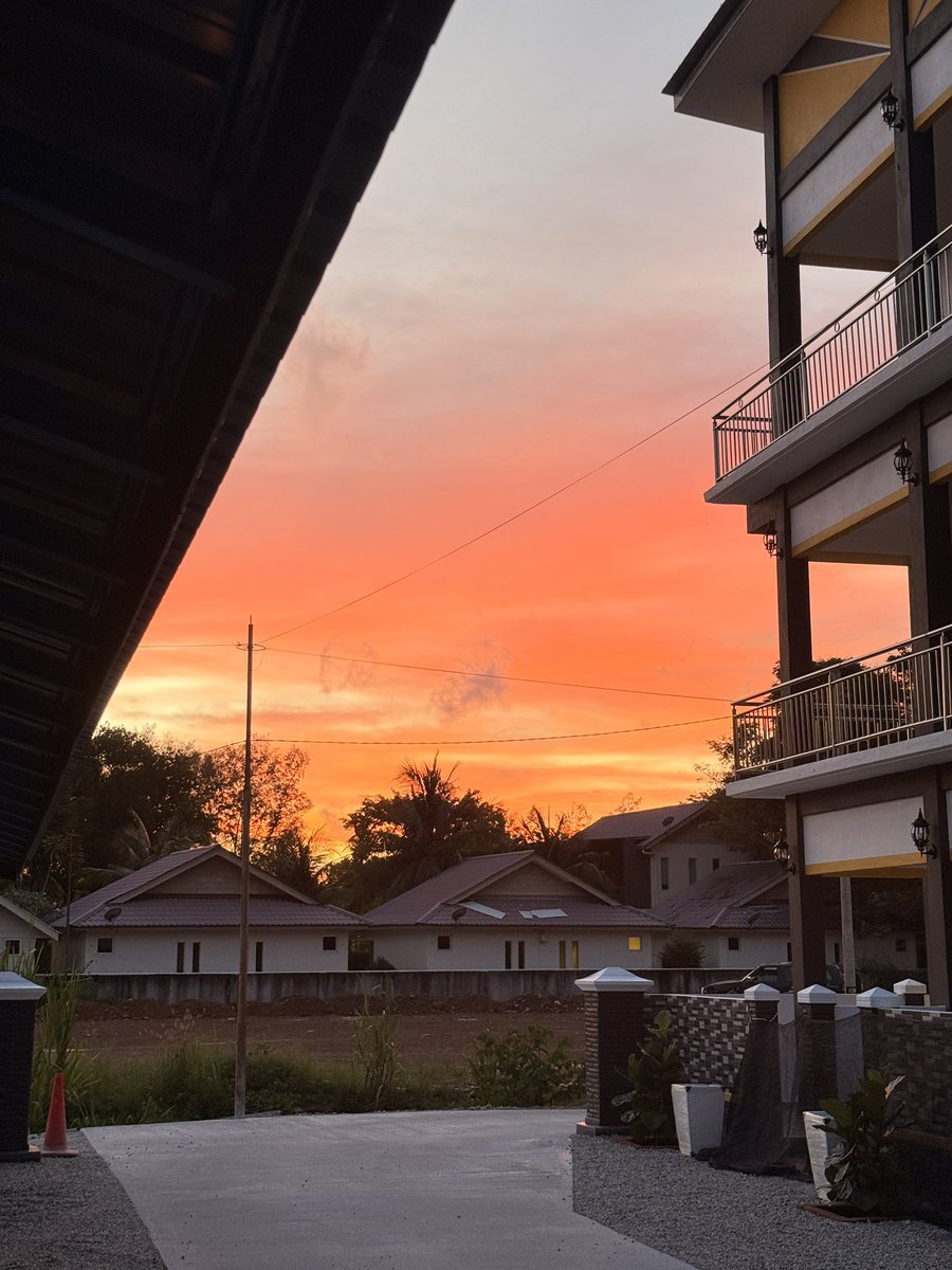 Surene_QZ's tweet photo. It’s my first time seeing sunset from my room after moving in to this place for a year. https://t.co/DvoTTDT4OD
