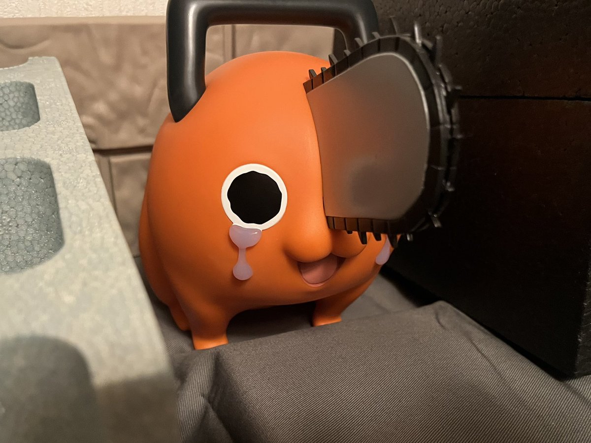 PCの上に泣きポチタ🥲