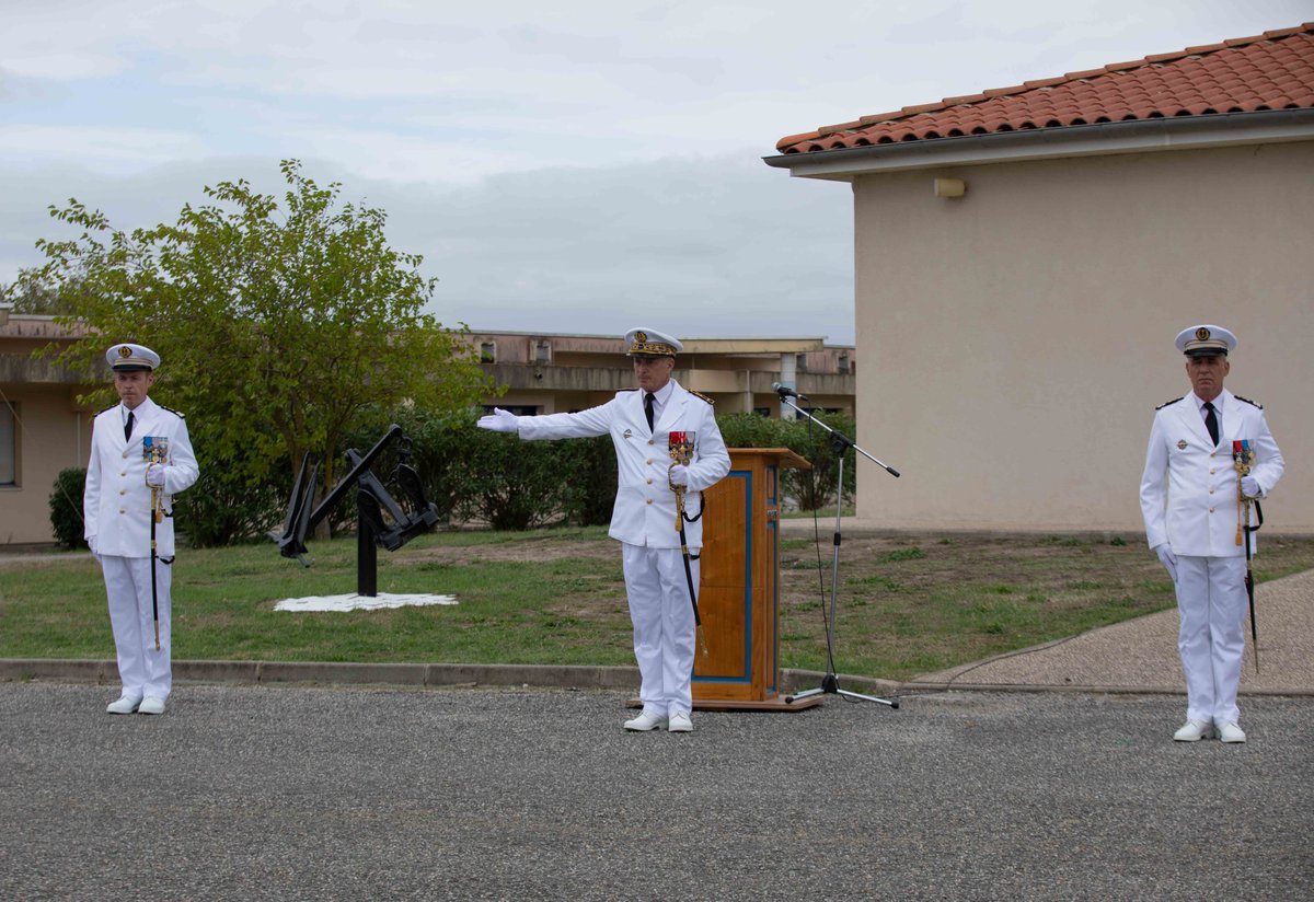 Prefet11's tweet photo. #Cérémonie #Passationdecommandement
Amélie TRIOUX, Directrice de cabinet, a participé à la passation de commandement où le contre-amical Jérôme HALLÉ , adjoint à l'amiral commandant les forces sous-marines et la force océanique stratégique, a fait reconnaître le capitaine de frégate Nicolas LOUSSOUARN comme commandant du Centre de transmission Marine France Sud – CF Camille Tissot.