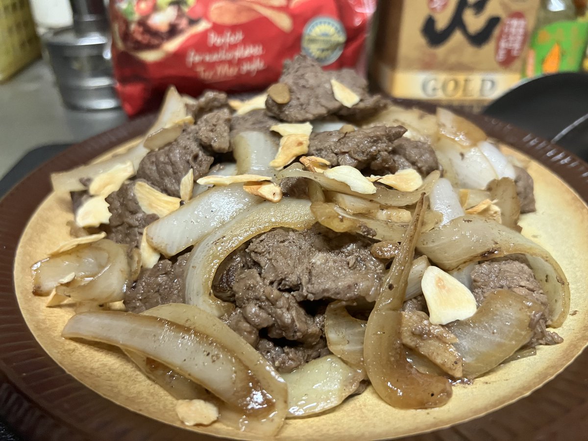 🌺沖縄市の味をご家庭で！
「🌺ノア的牛肩ロース♪沖縄風ピリ辛泡盛炒め」
👉 コーレーグースの辛み×新里酒造の泡盛で居酒屋気分🔥

レシピはこちら👇
cookpad.com/jp/recipes/250…

#沖縄市 #コザ #新里酒造 #居酒屋メニュー #クックパッド