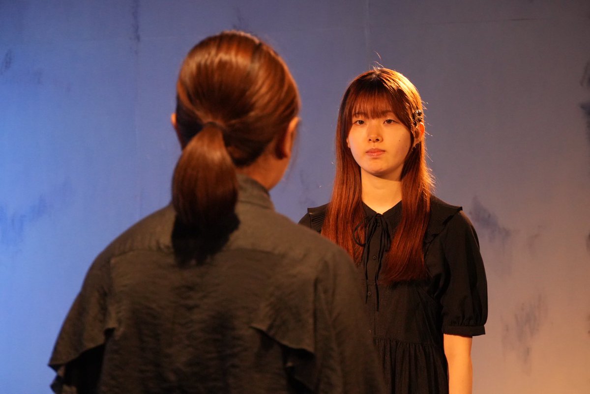 『HIDEOUT』明日も2ステージございます🌿

昼の回
受付開始・開場 12:30
開演 13:00

夜の回
受付開始・開場 17:30
開演 18:00

上演時間
120分(休憩なし)

会場
早稲田大学学生会館B202

撮影：發見様