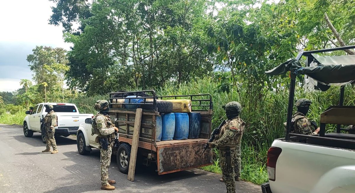 FFAAECUADOR's tweet image. 🔴 Militares interceptan camioneta con combustible

#Esmeraldas | Las Fuerzas Armadas del Ecuador a través del Bloque de Seguridad, durante operaciones militares de ámbito interno, realizaron una intervención en el cantón #RíoVerde, que permitió interceptar una camioneta que