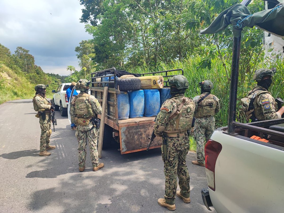 FFAAECUADOR's tweet image. 🔴 Militares interceptan camioneta con combustible

#Esmeraldas | Las Fuerzas Armadas del Ecuador a través del Bloque de Seguridad, durante operaciones militares de ámbito interno, realizaron una intervención en el cantón #RíoVerde, que permitió interceptar una camioneta que