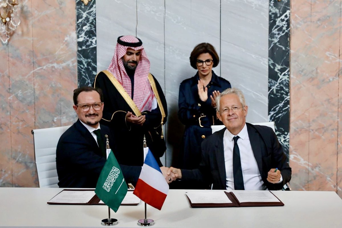 visitingFrance's tweet photo. 🇫🇷🇸🇦 توقيع اتفاقية شراكة ثقافية في أمسية فنية ليلة البارحة في فرساي . 

سمو و زير الثقافة @BadrFAlSaud و وزيرة الثقافة الفرنسية @datirachida 

#فرنسا_بعيون_عربية https://t.co/mOU0kuA3WN