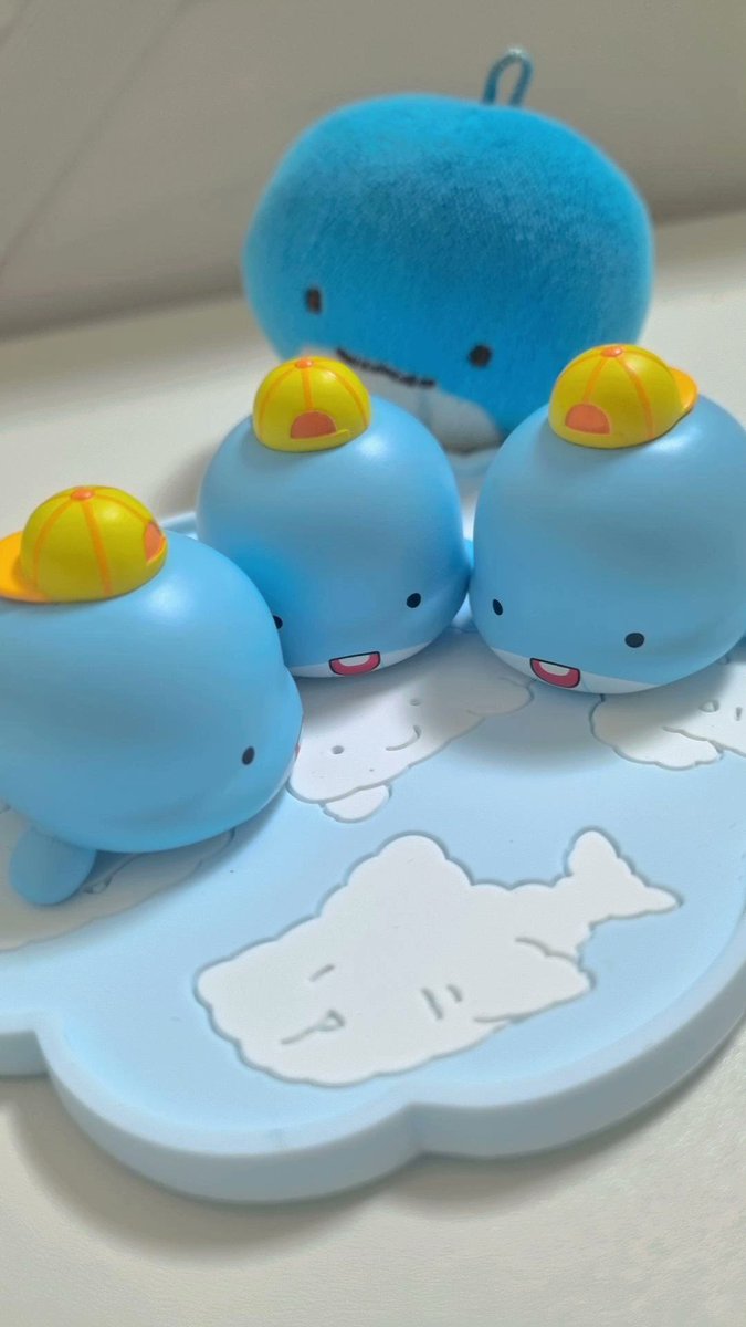 .                                  나도 고래야 
웅성웅성.......
                      요즘 동그란 고래가 돌아다닌대....
         걔는 모자가 없다능데.... 웅성웅성........