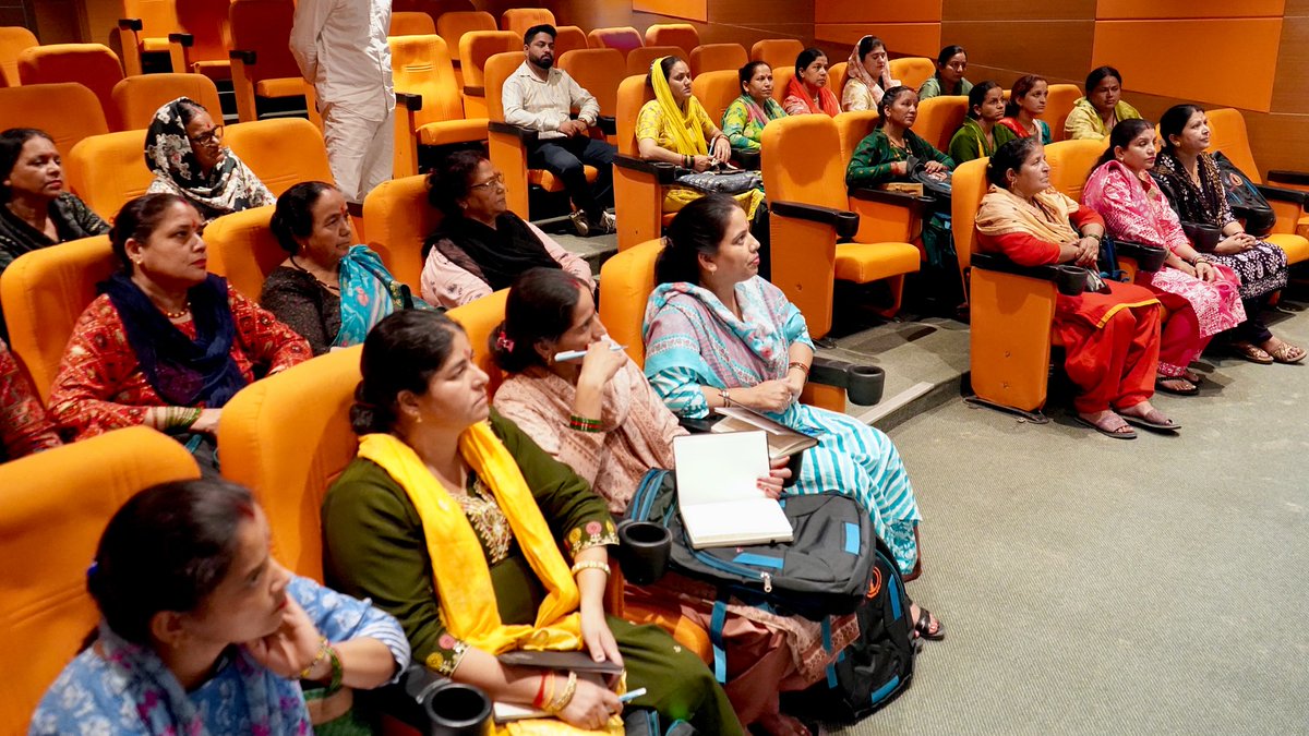 PHRD2010's tweet image. 📷 ADVANCED TRAINING ON ENTREPRENEURSHIP DEVELOPMENT PROGRAMME 📷
The training began with a warm welcome — Tilak ceremony, kit distribution, Deep Prajwalan by senior participants, garlanding of all attendees.
#Entrepreneurship #TrainingProgramme #Patanjali #SamriddhaGram #USRLM