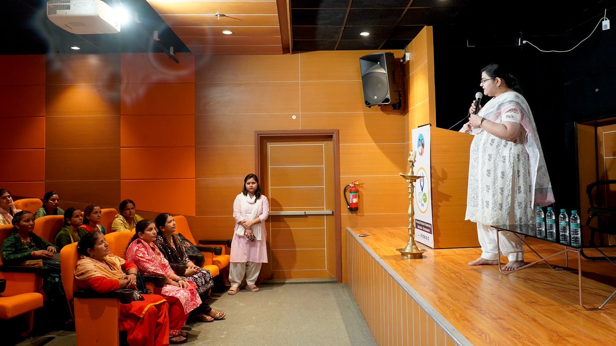 PHRD2010's tweet image. 📷 ADVANCED TRAINING ON ENTREPRENEURSHIP DEVELOPMENT PROGRAMME 📷
The training began with a warm welcome — Tilak ceremony, kit distribution, Deep Prajwalan by senior participants, garlanding of all attendees.
#Entrepreneurship #TrainingProgramme #Patanjali #SamriddhaGram #USRLM