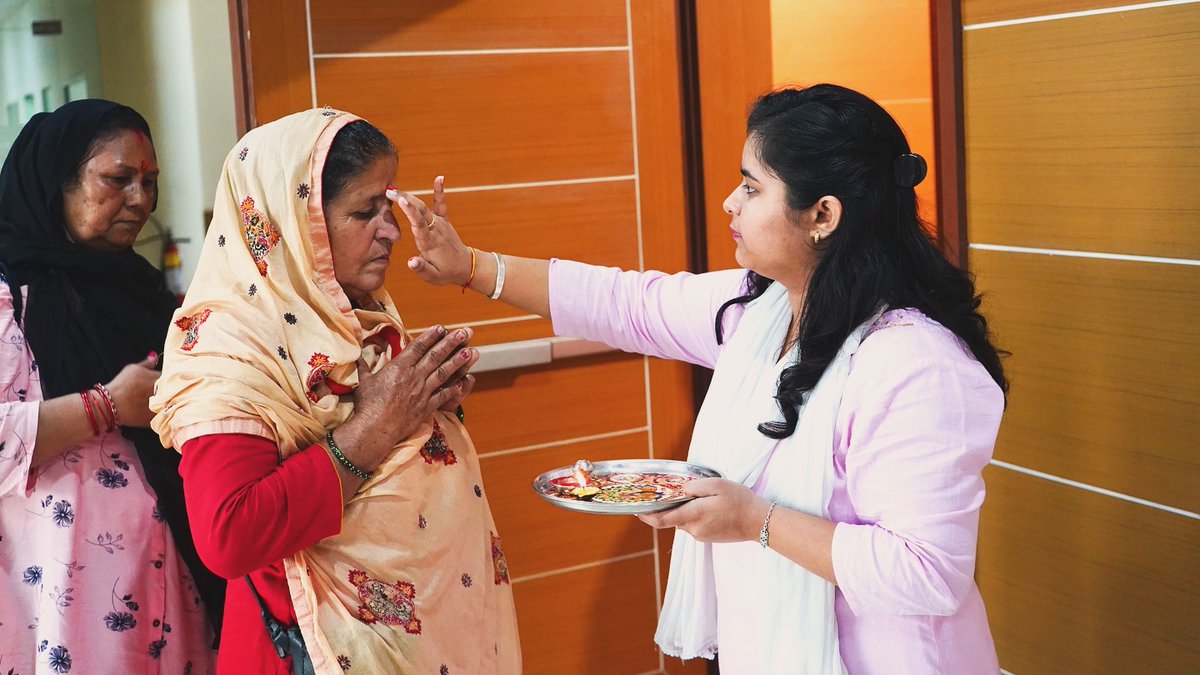 PHRD2010's tweet image. 📷 ADVANCED TRAINING ON ENTREPRENEURSHIP DEVELOPMENT PROGRAMME 📷
The training began with a warm welcome — Tilak ceremony, kit distribution, Deep Prajwalan by senior participants, garlanding of all attendees.
#Entrepreneurship #TrainingProgramme #Patanjali #SamriddhaGram #USRLM