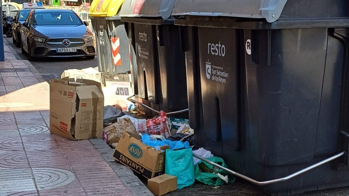 diariodesanse's tweet photo. 🔴⚪️ Izquierda Independiente denuncia la situación de los contenedores en la calle Silvio Abad

➡️ La formación política exige al Ayuntamiento medidas urgentes de limpieza y mantenimiento para evitar plagas de ratas y cucarachas

🔗https://t.co/18pnf0lBbV https://t.co/9xPkJupL2X