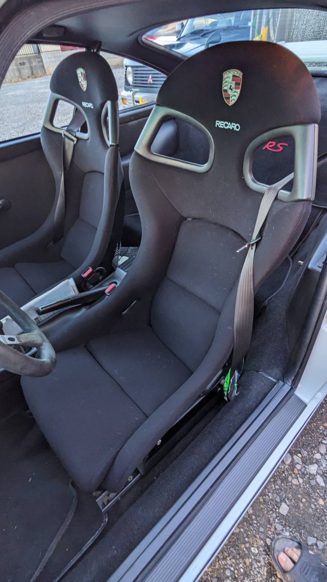 964ターボに996GT3CSのシート
我ながらセンス良い…
本当は964RSのシートが欲しかったけど…
ところで996GT3を友人に勧めようかと思い調べてみたら、凄い値上がりしたんですね！2倍位になってました。