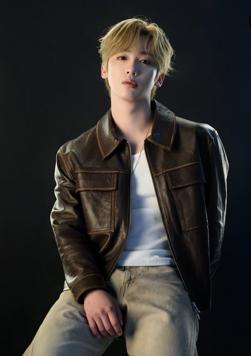 턱선이며 콧대며 눈빛이며
안 이쁜 곳이 없네
완존 예술😍
#김요한 #씨네21