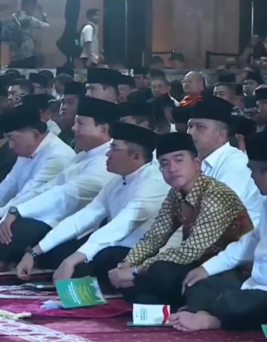 Biasanya, protokoler dalam acara, posisi wapres itu mesti nya di sebelah 
presiden...

😁😁