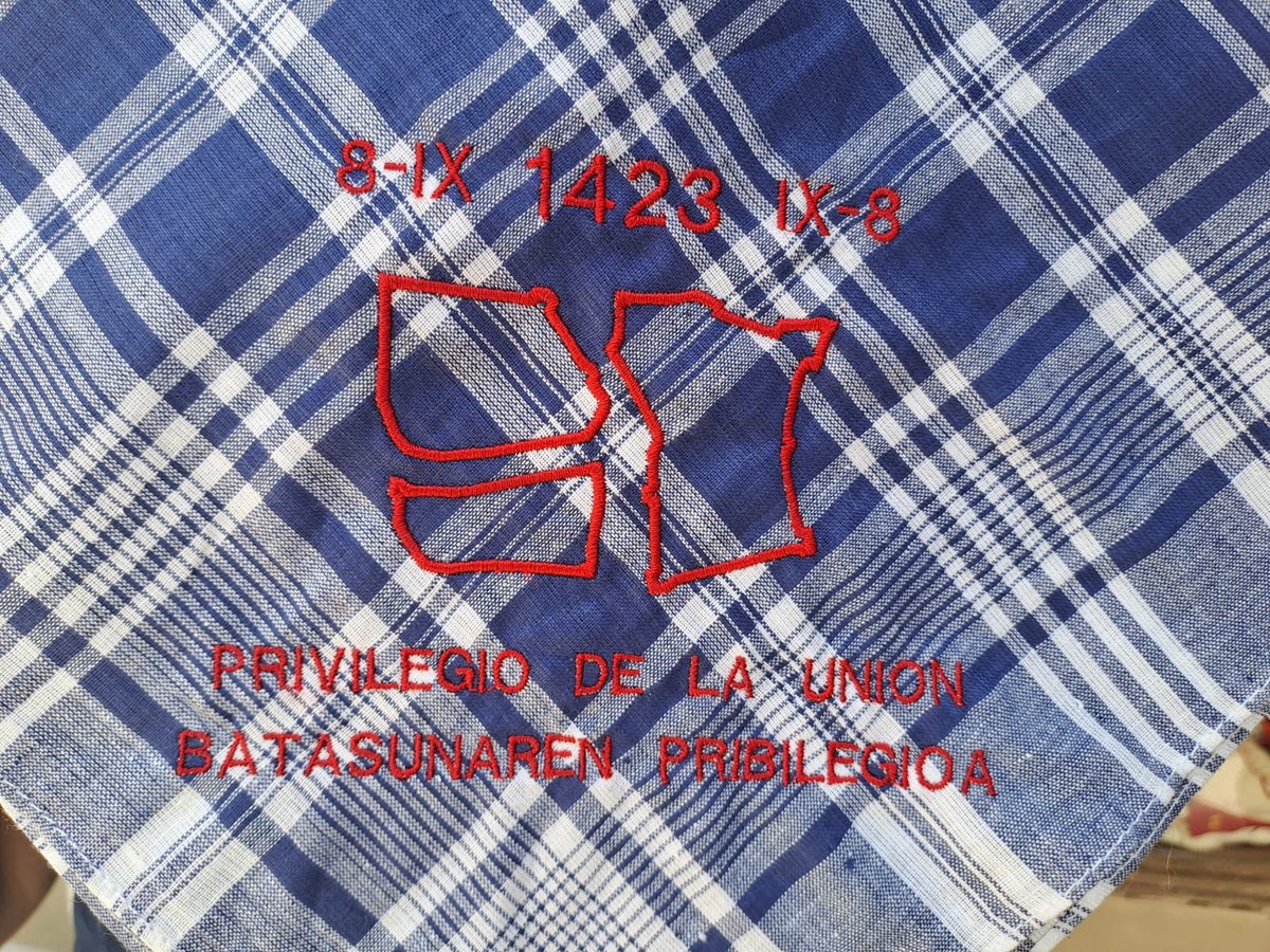 Navarro_Sagra's tweet image. Esta tarde se inaugura la Feria Medieval de Pamplona.
Esta tarde algunos comercios pamploneses de la vieja Iruña saldremos a la calle a vender, entre otras cosas, pañuelos como este.
.
@cascoantiguopamplona @pamplona_ayto 
.
#pamplonairuña #privilegiodelaunión #cascoantiguo