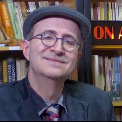 Força, Reinaldo Azevedo. Ontem você anunciou que vai se afastar do programa para cuidar da saúde. 

Sua voz pode até estar precisando de uma pausa, mas a potência do que você representa segue firme. 

Ao longo dos últimos anos, você não apenas informou, mas ajudou a iluminar o