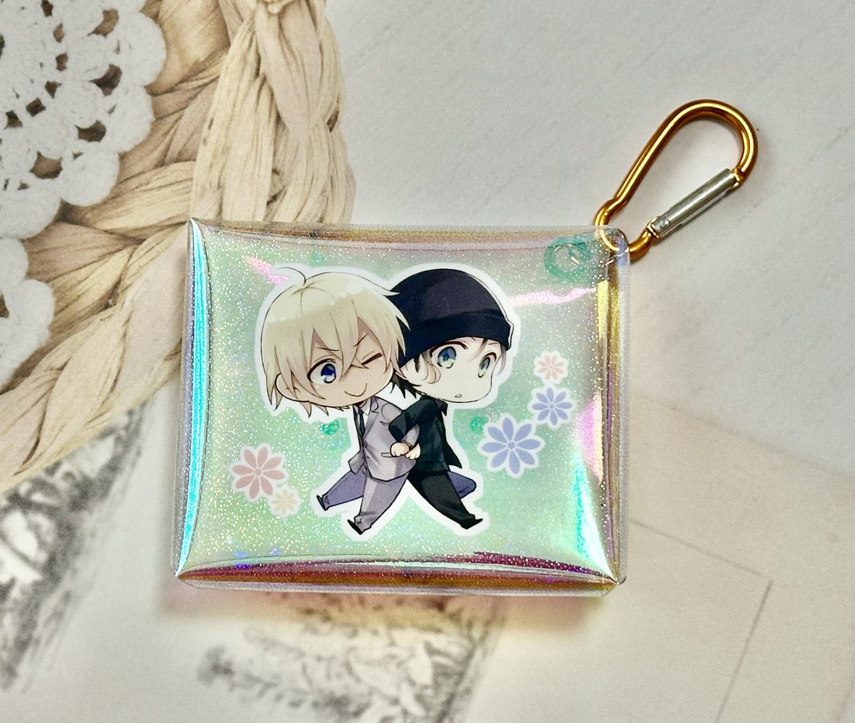 【🦀ラミカくじ景品②🦀】

ユズさん(<a href="/yuzu_nf/">ユズ🐾</a>)の可愛いイラストを使用したきらきらオーロラピンクのPVCスクエアケースです🦀💕
カラビナ付きでカバンに付けて持ち歩けるほか、小物やアクセサリーを入れても便利なサイズ感です！