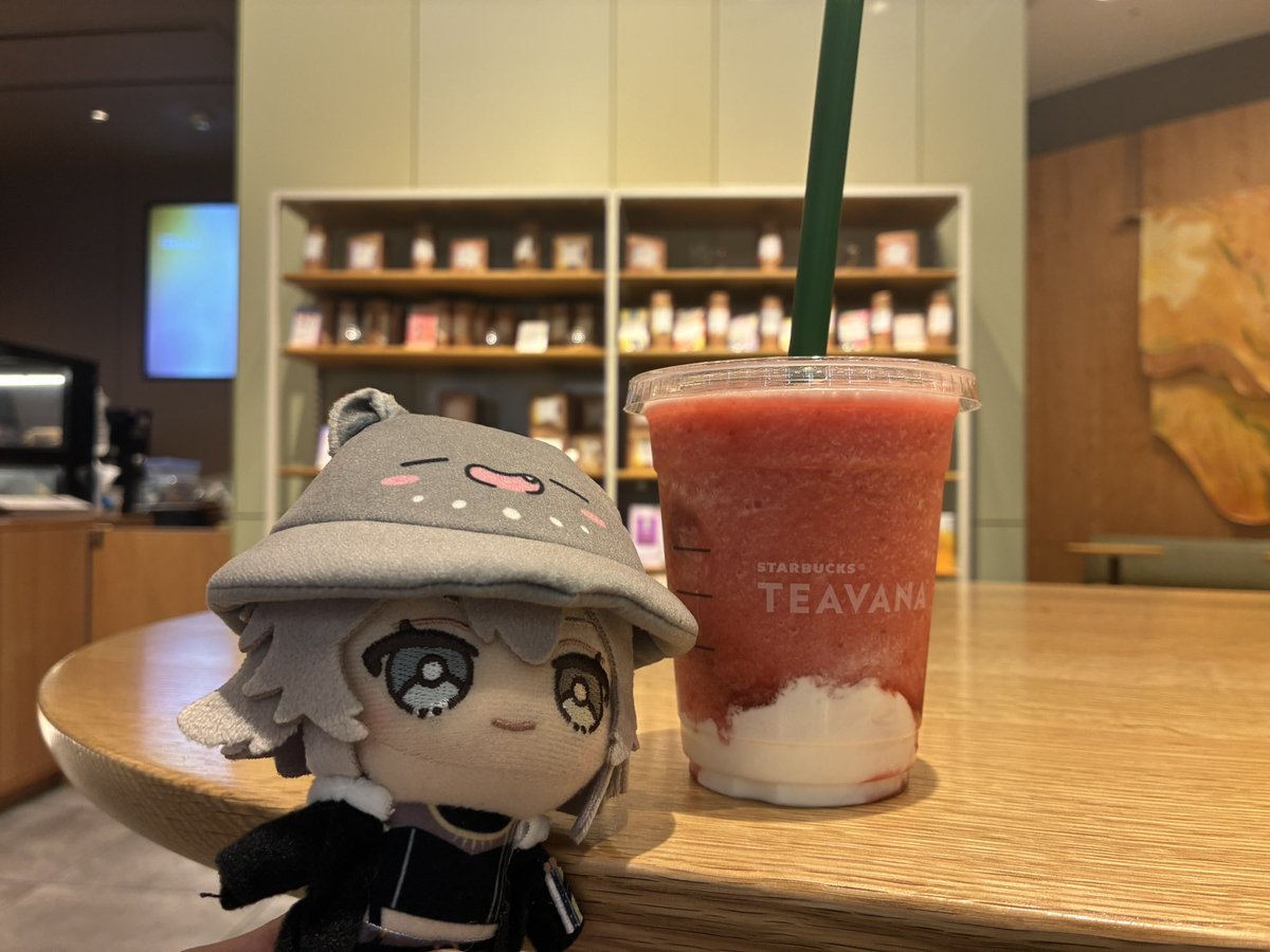 スタバの系列店？のTEAVANAに行ってみた。withししろん
お茶がいい感じに苺とマッチしてて美味い

ってかスタバにお茶専門系の店があるの初めて知ったwww
#TEAVANA #しし論