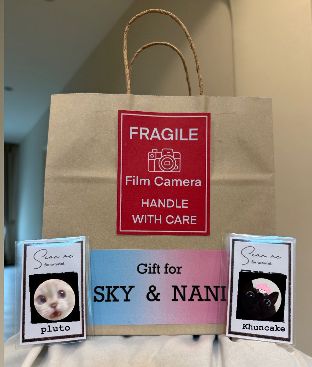 by__pluto's tweet image. Gifts For SKY &amp;amp; NANI   ☆ﾟ 🐶🐱 ♡︎⋆⁺₊⋆ 

สกายชอบถ่ายรูป ส่วนนานิชอบโดนถ่าย เราและ @CupnCake24 ก็เลยตัดสินใจส่งกล้องฟิล์มให้พวกคุณไปใช้เก็บความทรงจำกัน ตั้งใจทำtutorialให้มากๆๆ ถ้ามีโอกาสพี่พระเอกกับพี่ดาราพาน้องออกไปเที่ยวด้วยกันหน่อยน้า 🩵🩷

#skywongravee ⋆ #hirunkit_