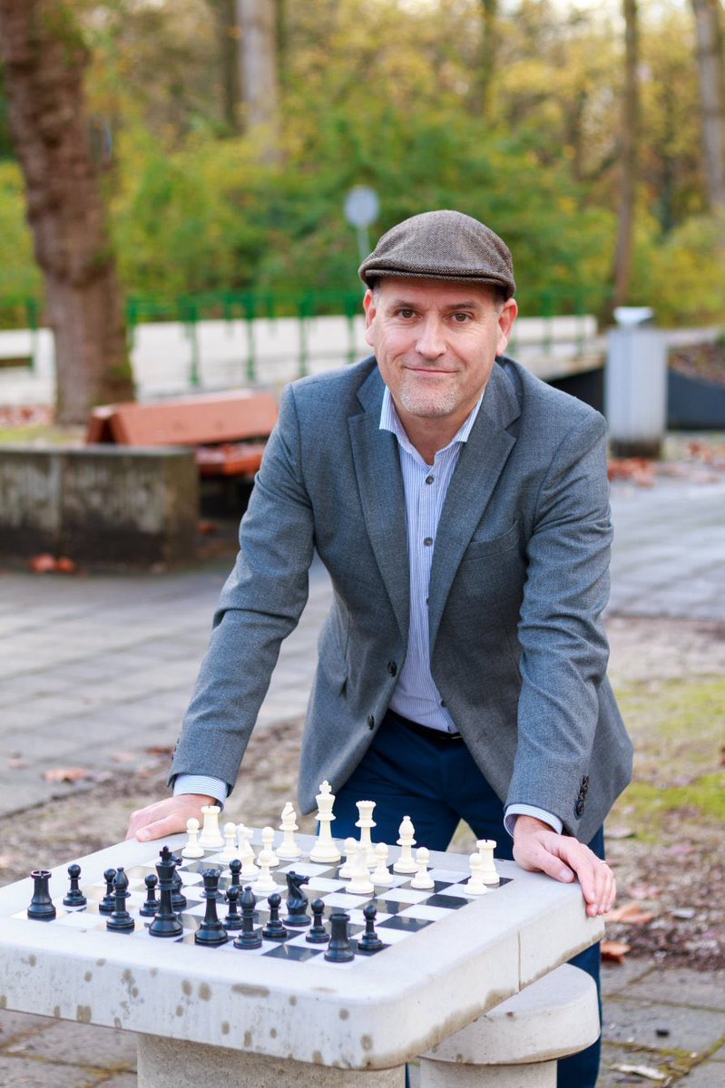 Estoy tratando de llegar a los 15.000 seguidores para poder difundir más mi proyecto #AjedrezUrbano. Por favor, ¿me sigues y das un RT? 🙏 

En Países Bajos, desde 2018, más de 130 municipios han colocado mesas de ajedrez, en 281 lugares, y quiero estimular que se haga lo mismo