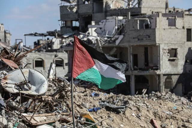 Gazze…
Adı acının, sabrın ve direnişin sembolü.
Yıkılmış evlerin taşları arasında hâlâ çocuk kahkahaları çınlıyor; çünkü umut, en çok karanlığın içinde parlar.

Bir yanda bombaların gölgesinde büyüyen masum kalpler,
diğer yanda her şeye rağmen dimdik duran bir halk...