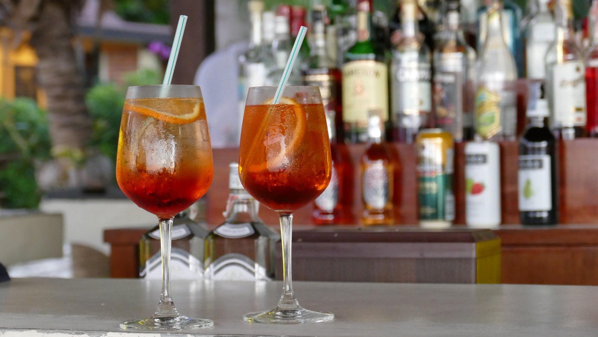 HesslerPubGrill's tweet photo. What's your summer cocktail personality? 🍹
Team margarita, frozen everything, or maximum alcohol content?
Bring your cocktail enabler this weekend.

#SummerCocktails #SummerSpirits https://t.co/A9T2VXQFeq