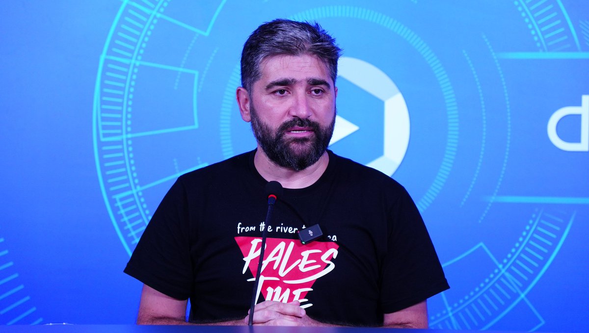 🔴 Gazeteci Adem Özköse: 

Sayın Cumhurbaşkanı Erdoğan,
 
Herkesin cevabını merak ettiği bir soruyu direk şahsınıza sormak istiyorum. 

Gemiler dünyanın dört bir yanındaki limanlardan Gazze’ye gitmek için kalkabilirken bizim ülkemizden niçin kalkamıyor?