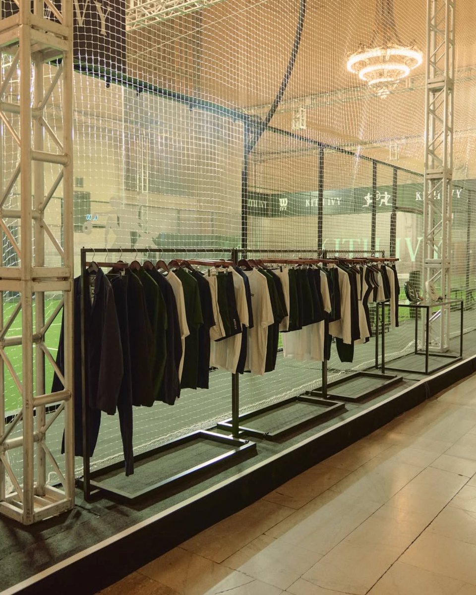 Padel and luxury come together again in New York. The Kith brand has installed this padel court with the name Kith Ivy until September 10 in the Vanderbilt Hall of the Central Station. Another super special place where padel arrives! Via @kith.