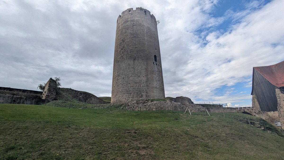 War kurz zu Besuch in der Burg Querfurt. Hier war früher mein Lieblingsspielplatz, wenn ich die Zeit zwischen Cellounterricht und Streicherensemble überbrücken musste. 
Wurde ultra nostalgisch.
Hier ist meine Heimat.🥰