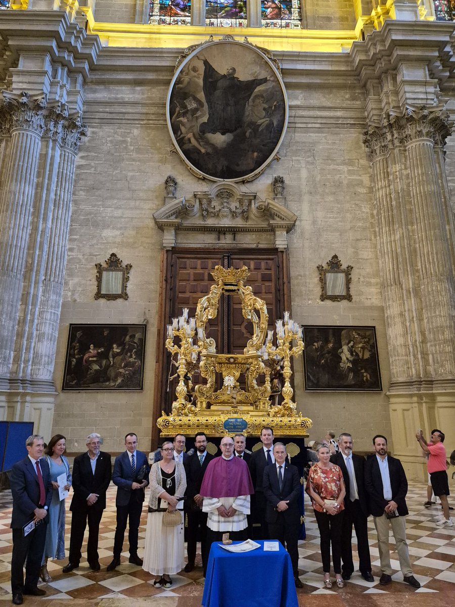 StaMVictoriaMLG's tweet photo. Tras la explicación de todos los detalles que componen el conjunto procesional, da por finalizado el acto #CofradíasMLG https://t.co/85gATksHw7