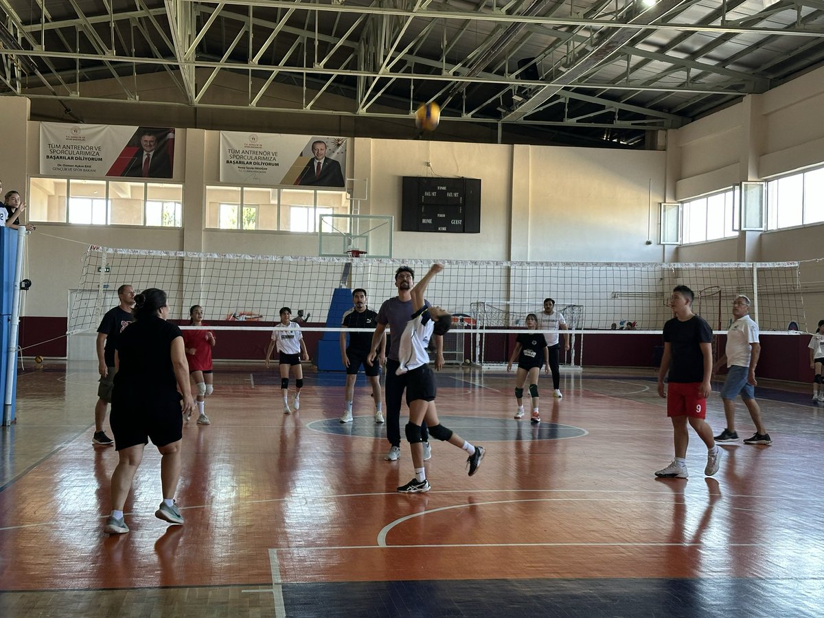 🏐✨ 2025 Aile Yılı kapsamında aileler ve çocuklar voleybol sahasında buluştu, keyif dolu anlar yaşandı! 💙

#GençlikMerkezi #GSB #Voleybol