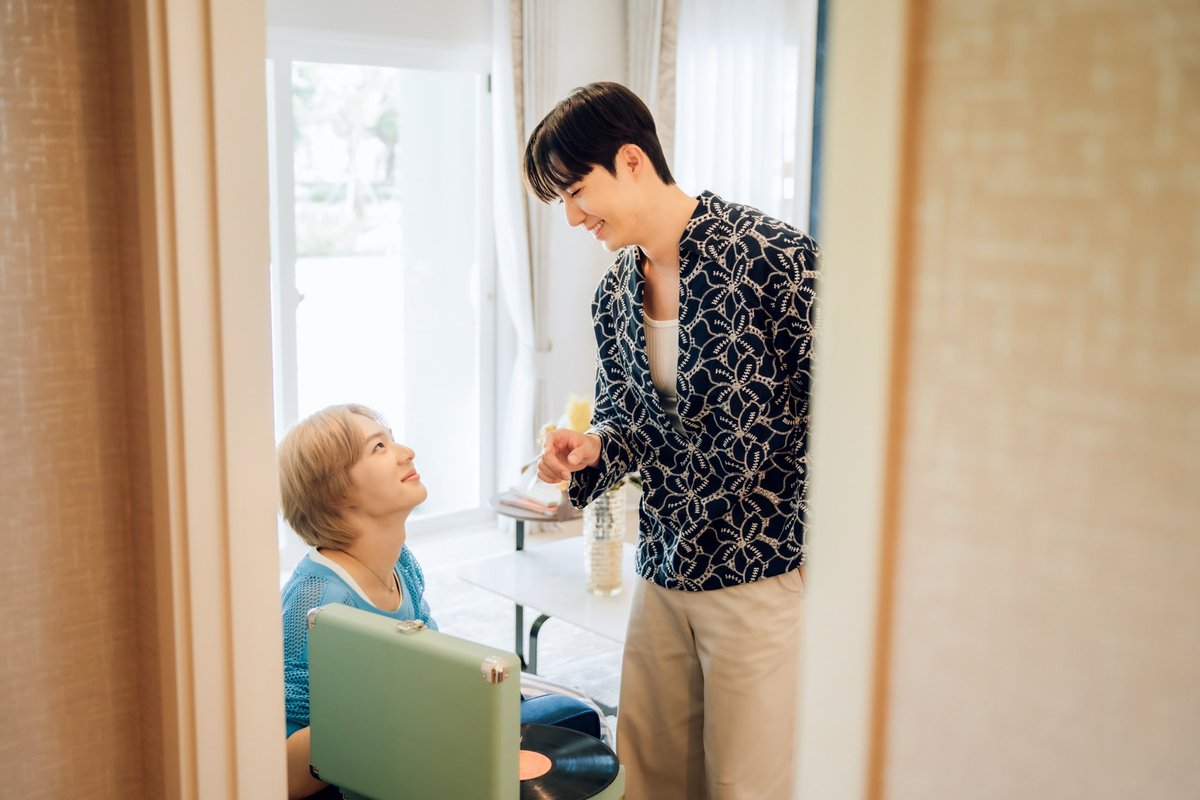 SansiriPLC's tweet photo. ถ้าจ้องตากับเมดูซาแล้วจะกลายเป็นหิน 🪨 
แต่ถ้าจ้องตากับท่านชายคณินทร์นานๆ แบบนี้ 
พี่ชรัณจะกลายเป็นอะไรน้อ? 👀💘

📹 ไปสัมผัสสิ่งนี้ด้วยกันได้ที่ #แสนสิริถิ่นพี่หนูชอบ EP. 4 คลิก! https://t.co/YpTH50hgm7 

SANSIRI X ZEENUNEW
#แสนสิริถิ่นพี่หนูชอบxZeeNunew

#ZeePruk #NuNew #ZeeNunew #NanaNu #Zunshine #ซนซน #domunditv #LookAround #Sansiri #Everydaylifeisgood