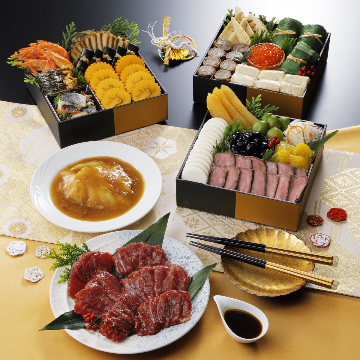 jodan_nuki's tweet image. ＼冗談抜きで旨いおせち 予約販売開始🎍／
来年は午(うま)年🐴✨こだりつまった『松竹梅』3種！

◆松 20種類+重箱・ルチル付きお箸2膳
◆竹 20種類
◆梅 15種類

跳ね上がる🐎勝負運、出世運を象徴する&quot;馬刺し&quot;も入った豪華おせちセット💫
jodan-nuki.com/collections/os…