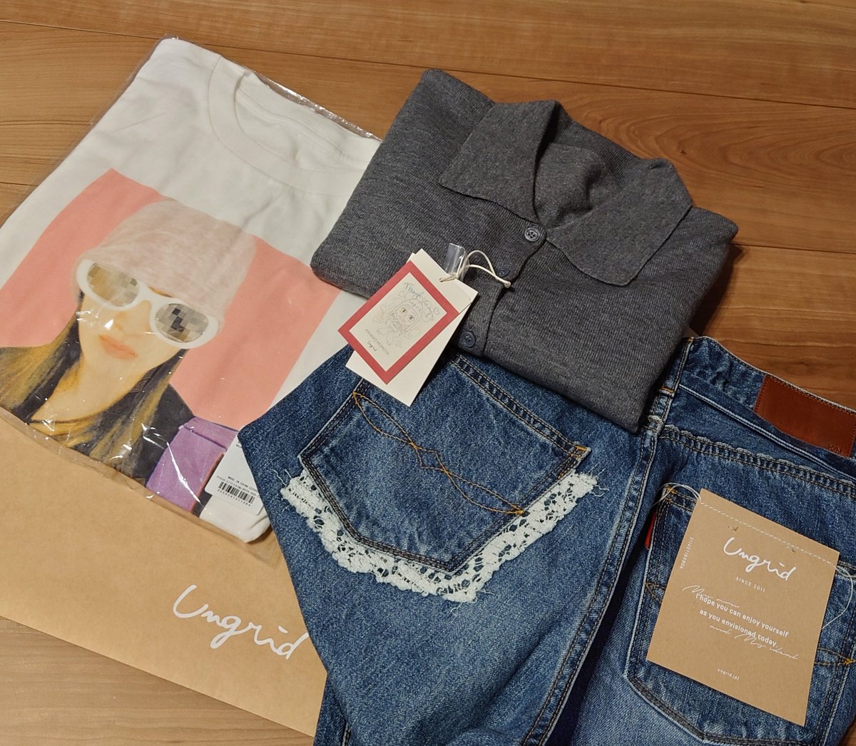 予約したのを取りに行きました❤️
店頭には夏菜子ちゃんのポスター🥰
店員さんが、ファンの方はもちろん、ファンじゃない方からも人気ですよ〜と話してくれました🥺
レースがかわいい…🫶
タグには夏菜子画伯の絵があり、ほっこり😊