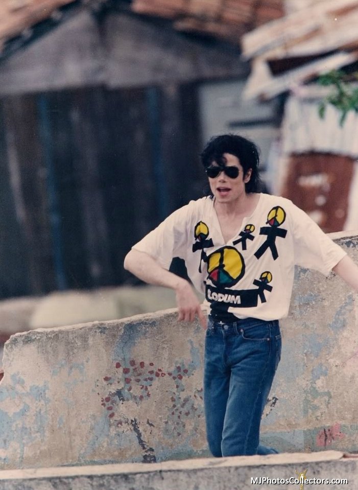 jacksons_land's tweet image. Michael conveyed strong ,loud and clear messages through his songs in a relatable and impactful way. His songs were full of meaning  nowadays songs are bored AF #Mj4ever #TheydontcareaboutUs