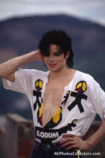 jacksons_land's tweet image. Michael conveyed strong ,loud and clear messages through his songs in a relatable and impactful way. His songs were full of meaning  nowadays songs are bored AF #Mj4ever #TheydontcareaboutUs