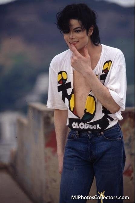 jacksons_land's tweet image. Michael conveyed strong ,loud and clear messages through his songs in a relatable and impactful way. His songs were full of meaning  nowadays songs are bored AF #Mj4ever #TheydontcareaboutUs