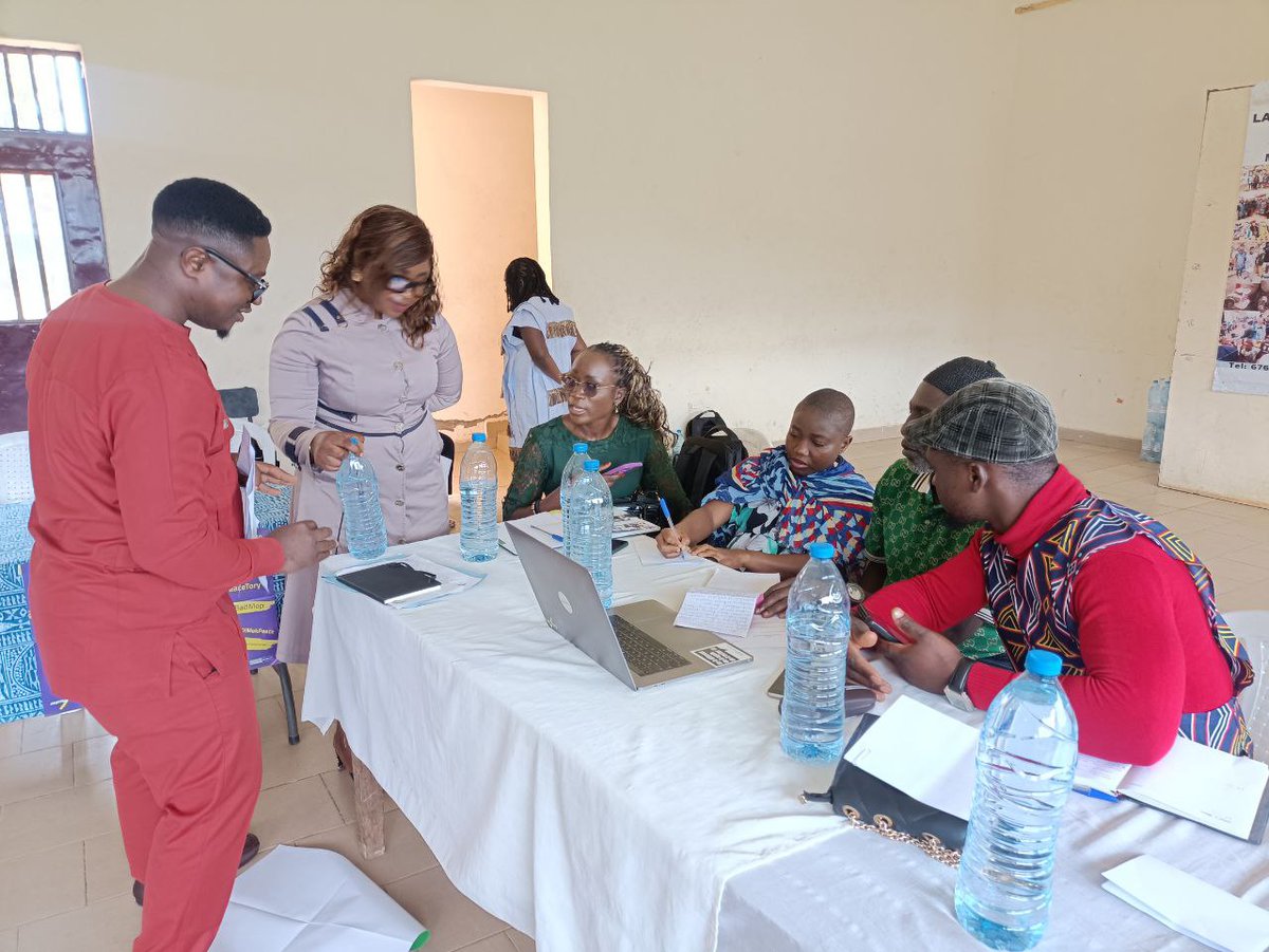 civic_watch's tweet photo. On Sept 4, #CivicWatch brought together political parties, media & CSOs in Bamenda to promote peaceful, inclusive & hate-free elections in the NW Region.
Leaders were urged to reject #HateSpeech, #Xenophobia & political manipulation for a #HateFreeAbakwa
#defyhatenow https://t.co/PL55sH0mLn