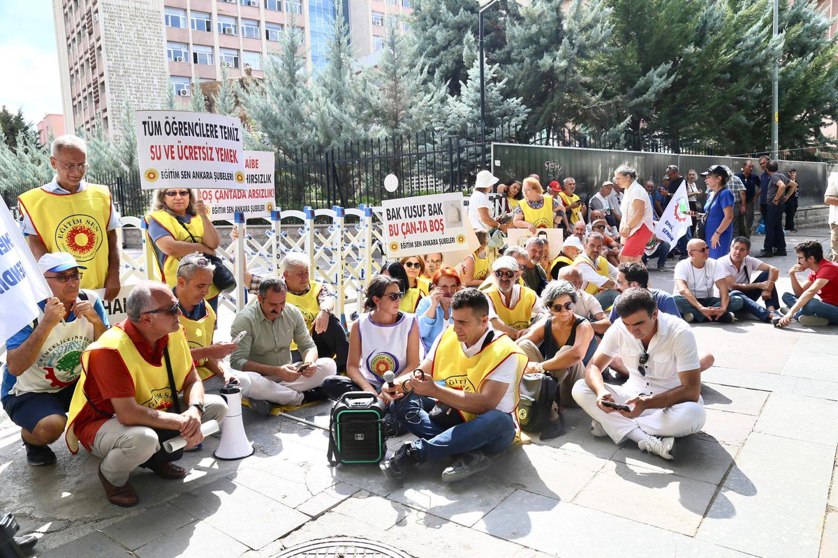 MEB Önündeyiz‼️
“Bir Çanta Kaça Doluyor” demek için. Ancak buna tahammülü olmayan Yusuf Tekin bakanlığın önünü barikatlarla kapatmış. Gerçeklerin açığa çıkmasından korkuyorlar. Ama korkunun ecele faydası yok.