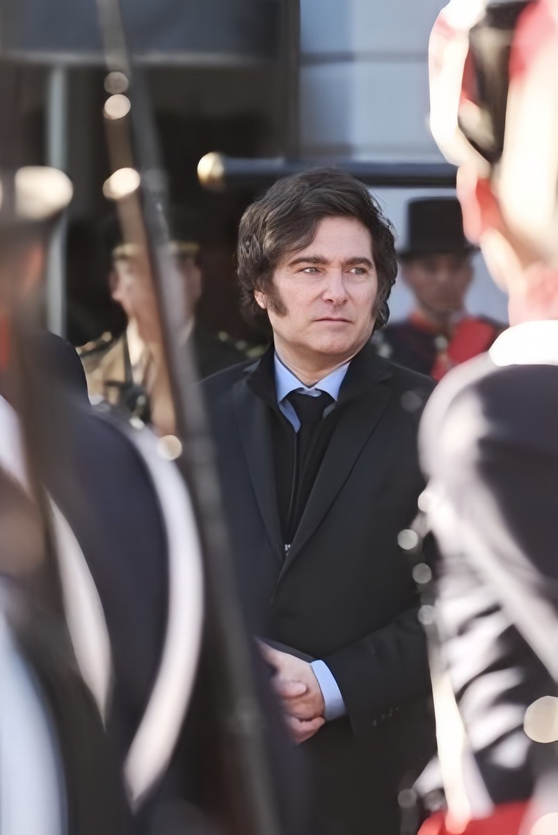 «Cuando una red de mentiras bien diseñada ha sido vendida gradualmente a las masas durante generaciones, la verdad parecerá completamente absurda y su portavoz un 'loco delirante'».
Dresden James—