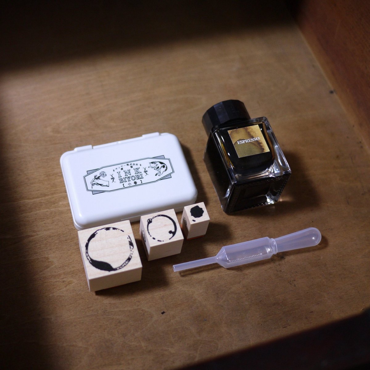 tadanoyamamoto's tweet image. ふっふっふ…

@BookmarksSakura さんの
動画で見た万年筆インクで押す
『輪じみはんこ』。

あのリアルな
コーヒーの液体感に感動して
ついに私も「INK BIYORI」と
万年筆インクをお迎えしました😊

初めての万年筆インク。
はんこを押したらどんな色になるのか
とっても楽しみです☕️
#福わけはんこ