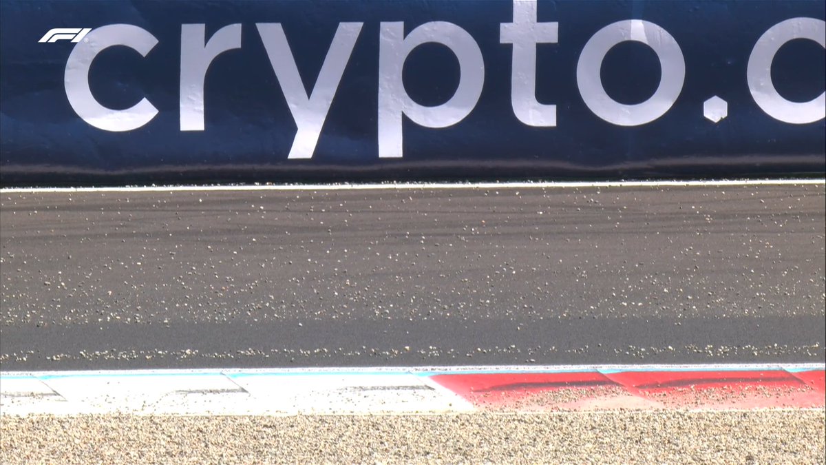 Hadjar's off has sprayed gravel onto the track 

We have a red flag as marshals get their brooms out 🧹

#F1 #ItalianGP