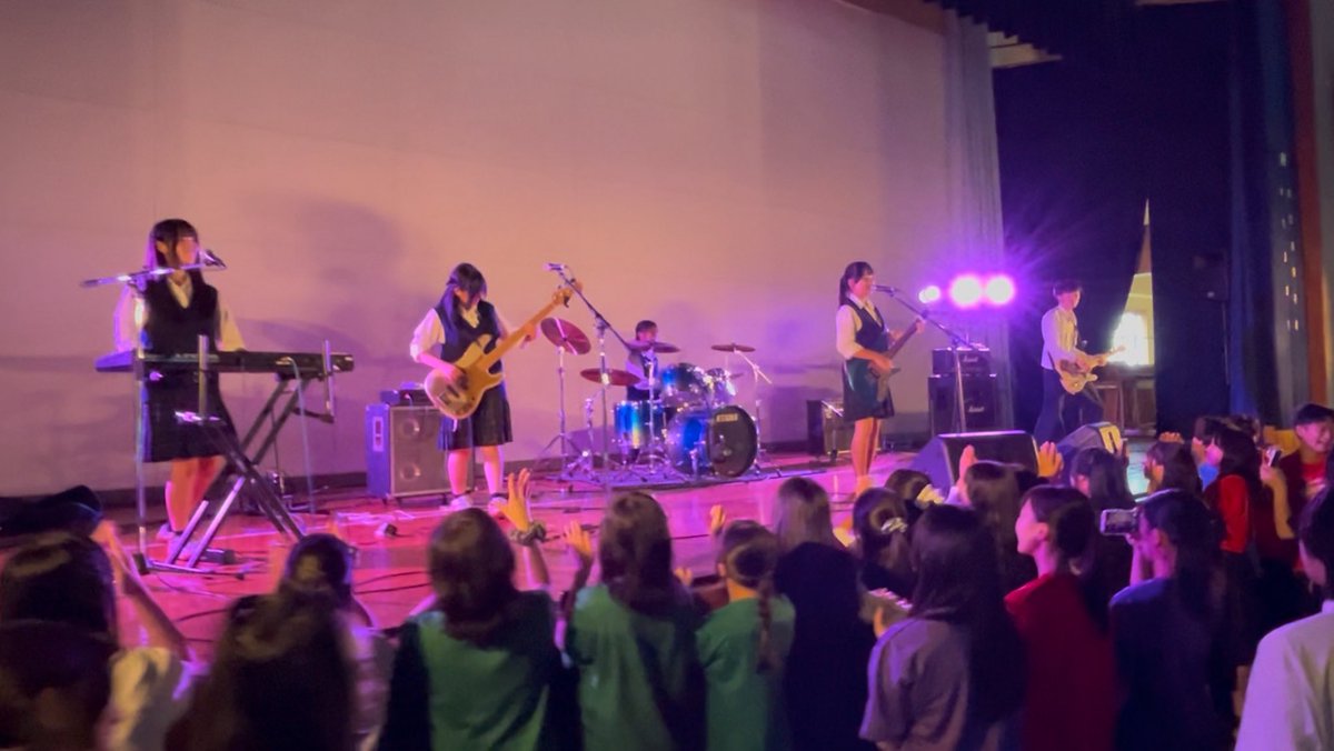 【報告】
9月４.5日青海祭（文化祭）

2日間たくさんのお客さんの前で演奏しました！見に来てくれた方々ありがとうございました！

出演
全バンド