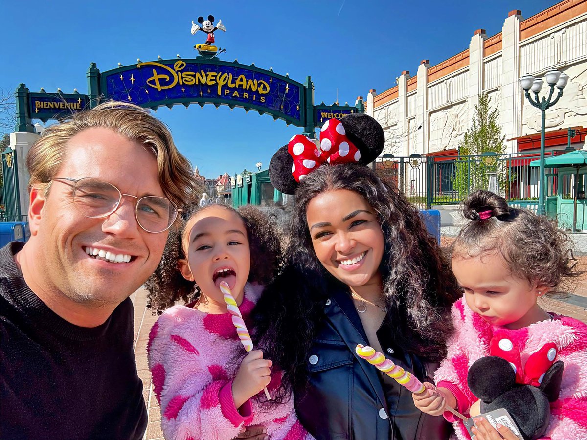 BasEmons's tweet image. Koester wat God heeft samengevoegd, want echt niets is kostbaarder dan samen zijn met je gezin. 💖☀️ Tijd, liefde en herinneringen, geworteld in Gods genade, zijn het mooiste geschenk dat je elkaar kunt geven – vandaag, morgen en voor eeuwig. Geef de liefde van God en voor elkaar…