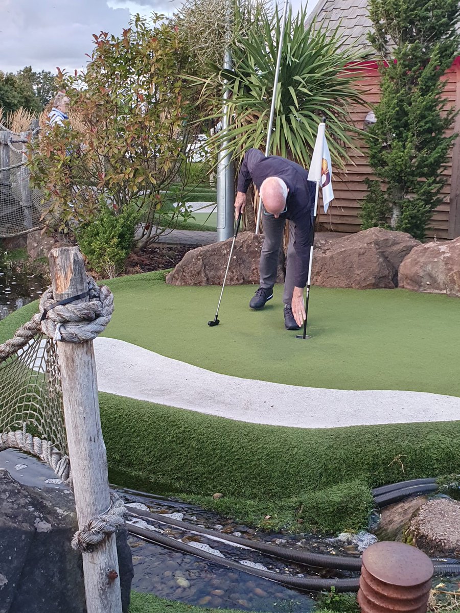 roydeɴ revolve roтαry clυв tweet media