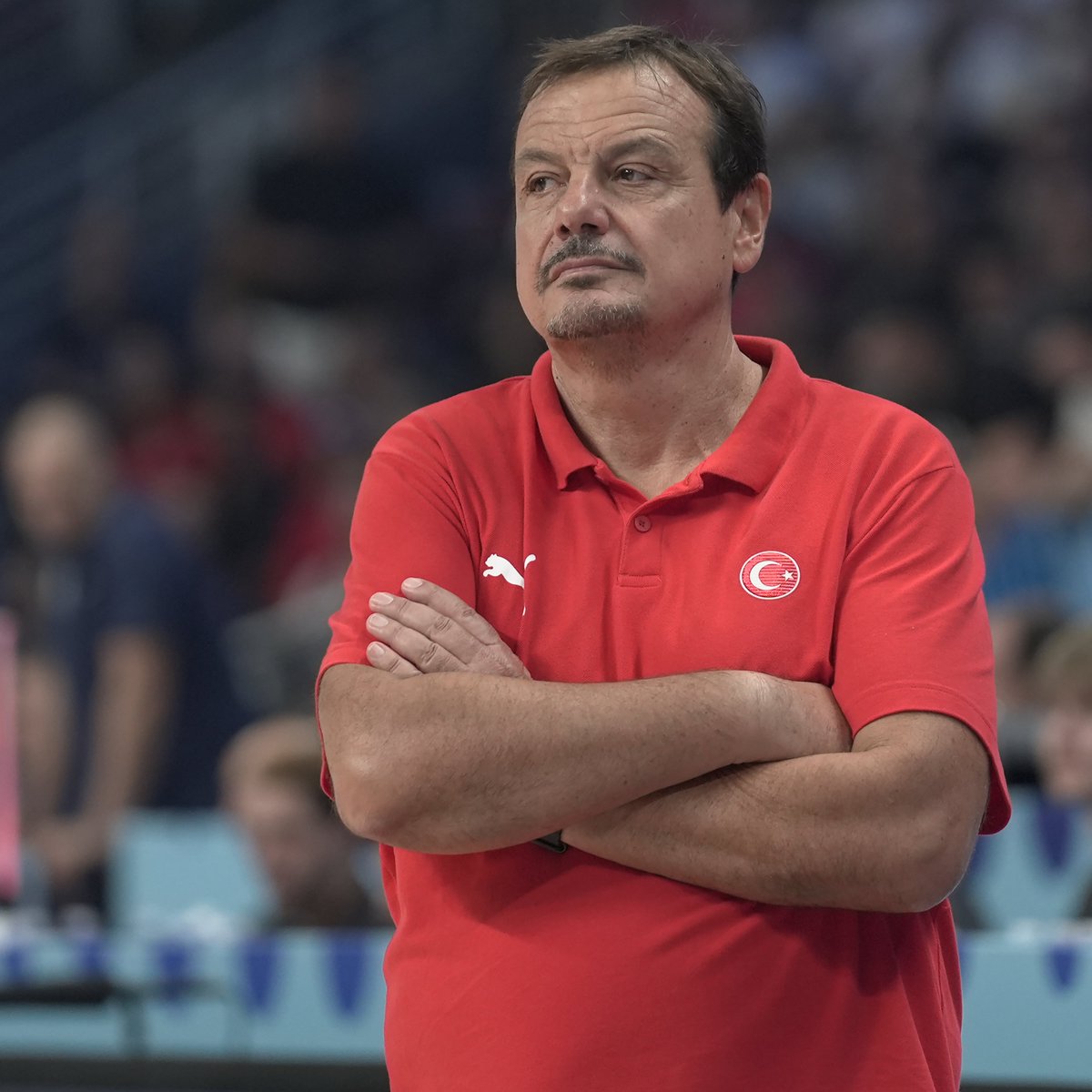 dodekabasket's tweet photo. Ergin Ataman: "Hoşuma gitmeyen bir şey var. FIBA'nın grubunu bitiren bize karşı saygısızlığı. Grubu namağlup lider bitirdik ama yarınki maçı öğlen 12.00'de oynamak zorundayız. Bu gerçekten saçmalık. Ama yine de fark etmez.  İsterlerse gece 03.00'te oynayalım. Kimse bizi madalya hedefimizden alıkoyamaz." (Eurohoops)