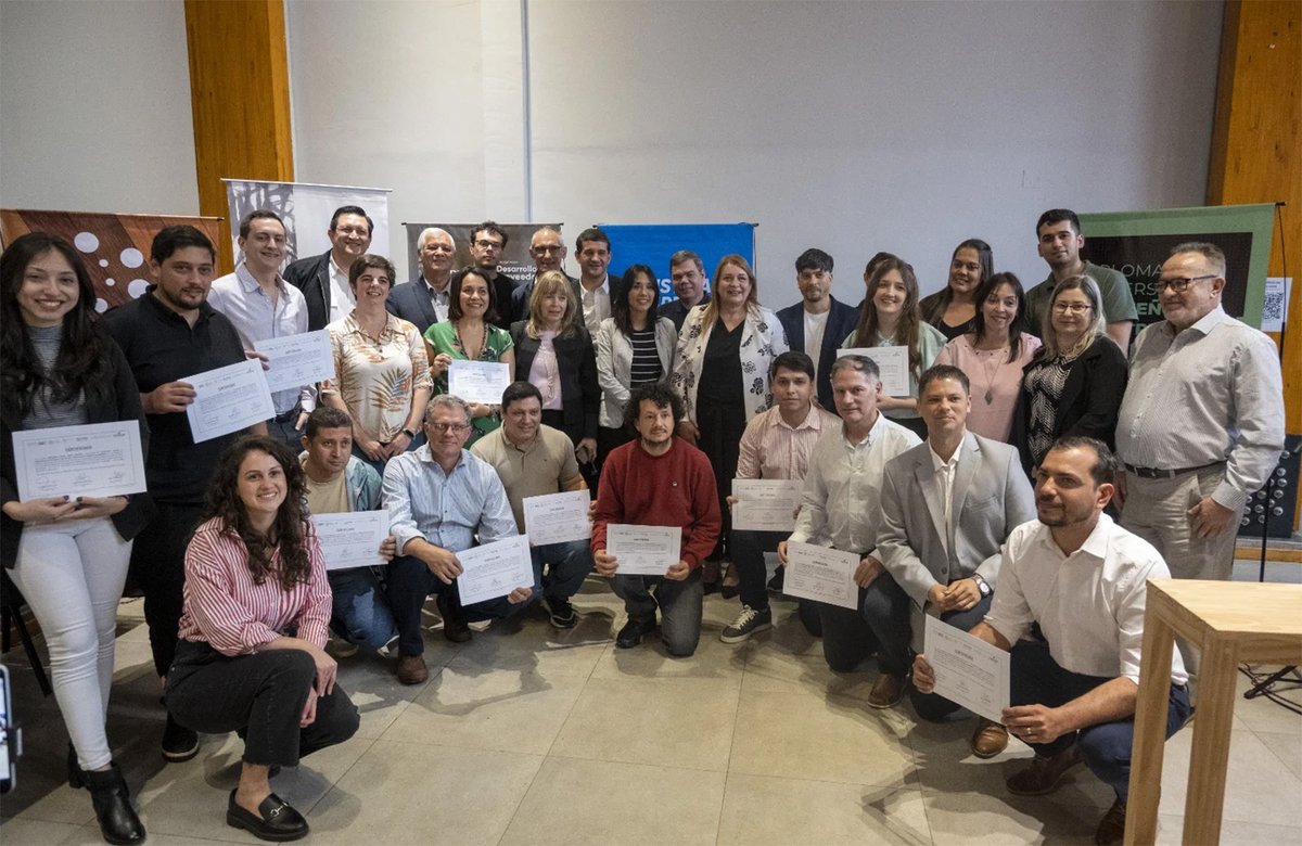 apicofom tweet media