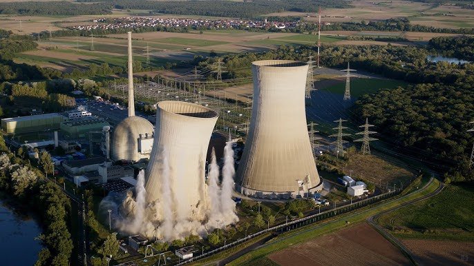 felixletkemann's tweet photo. Wenn die Ukraine im Krieg russische Energieinfrastruktur sabotiert, regen sich die meisten mehr auf, als wenn die eigenen Politiker die eigene deutsche Energieinfrastruktur sabotieren. https://t.co/4h3RqXv8nN